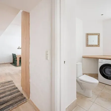 아파트 Spacious Flat In A Central, But Calm Area Of Cph
