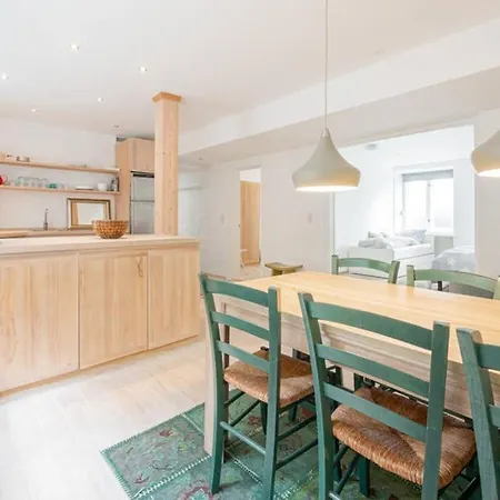 아파트 Spacious Flat In A Central, But Calm Area Of Cph